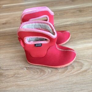 Toddler girls pink bogs pull on size 7